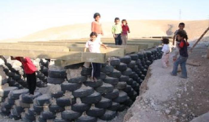 La scuola di gomme che infastidisce i coloni