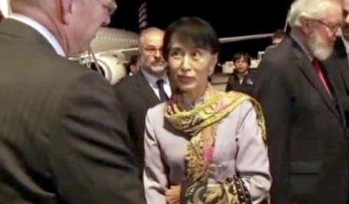 Aung San Suu Kyi atterra in Europa, dopo 24 anni