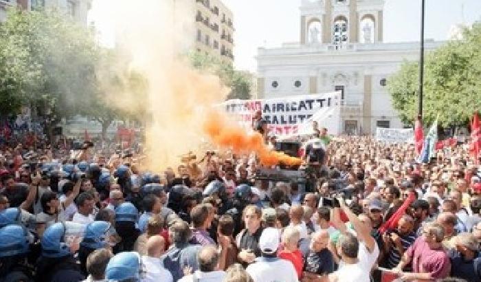 Taranto, tafferugli al corteo per l'Ilva