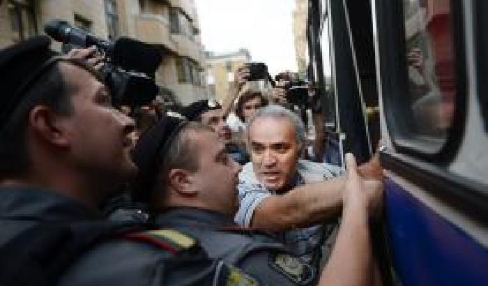 Kasparov sotto interrogatorio, ''ha morso un poliziotto''