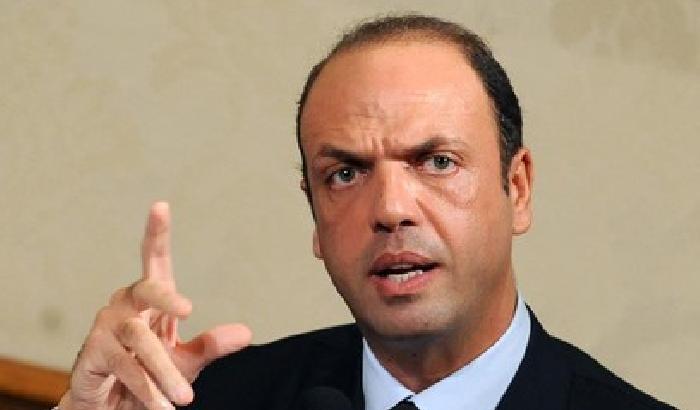 Alfano si candida alle primarie. Il Pdl in rotta