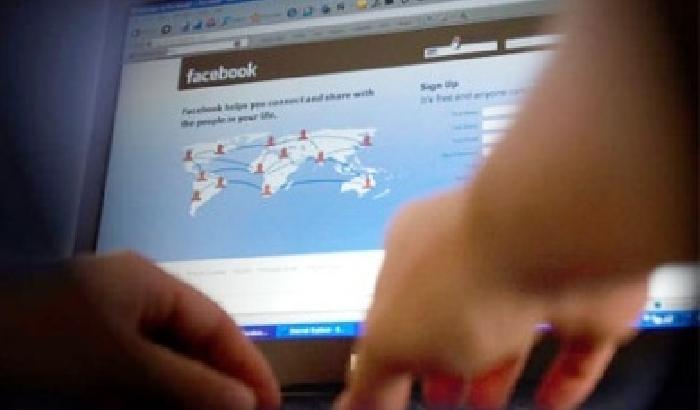 Pedofilia online, adesca una bimba di 11 anni