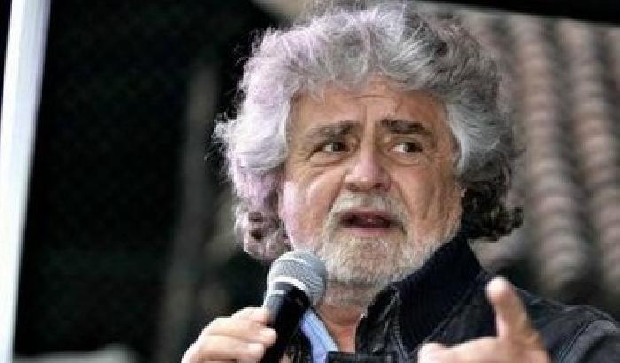 Grillo, gag con Crimi al comizio di Brescia