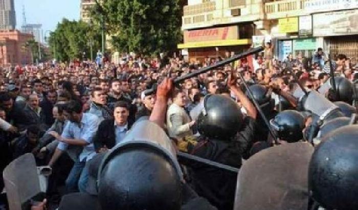 Bombe nella metro, guerriglia al Cairo