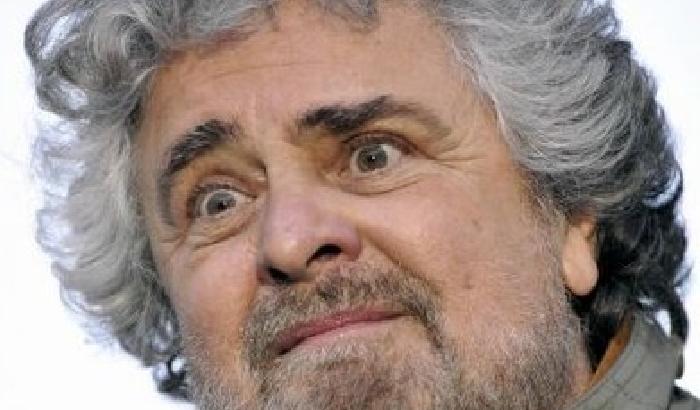 Grillo lascia l'incontro M5s con un sacchetto in faccia