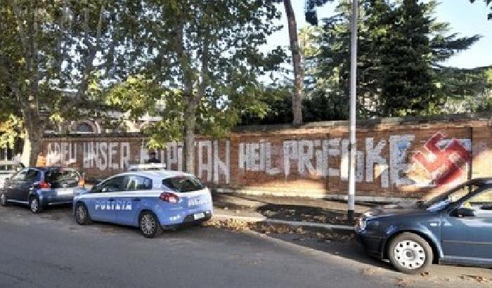 Le scritte pro-Priebke invadono i muri di Roma