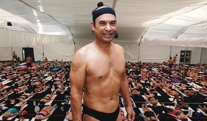 Il guru del Bikram yoga accusato di stupro