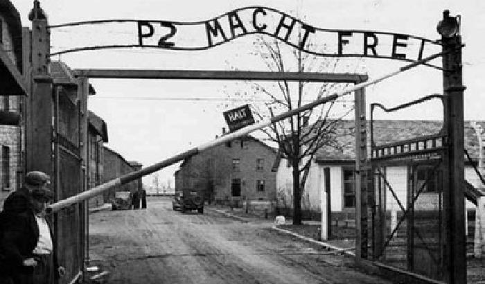 Grillo ironizza su Auschwitz e Primo Levi