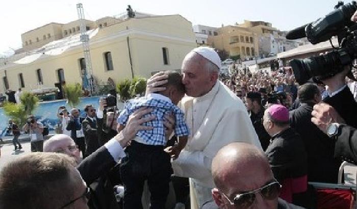 Il Papa, un anno dopo Lampedusa: l'Europa sia più generosa