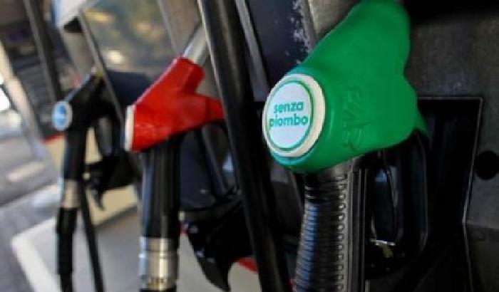 Carburanti: nuova ondata di ribassi