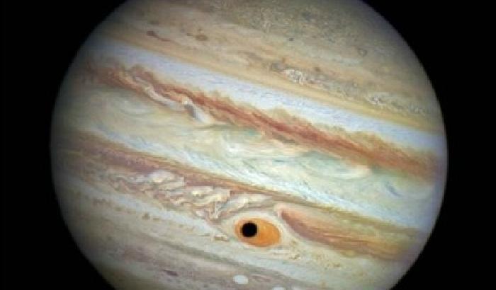 L'occhio di Giove ha anche la pupilla