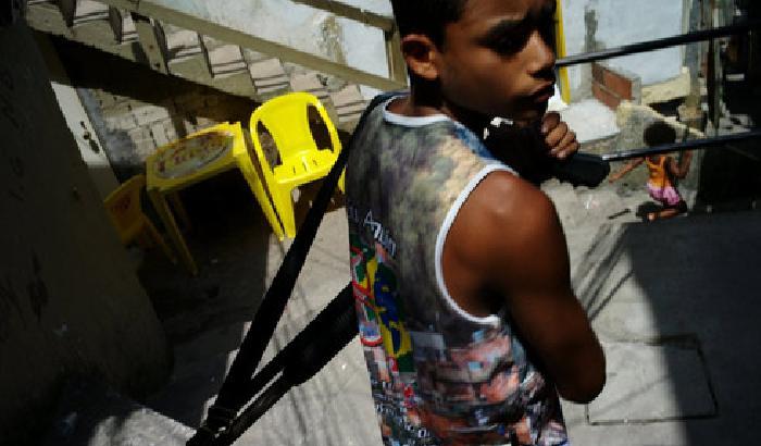 Bambino in una favela brasiliana, foto d'archivio