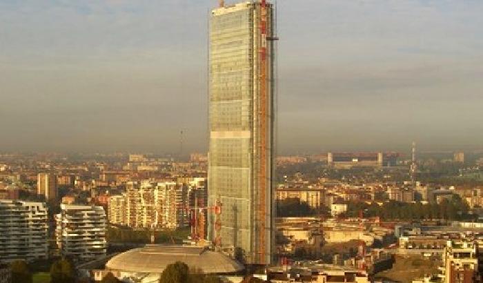 Milano, si lanciano col paracadute dalla Torre Isozaki: ricercati