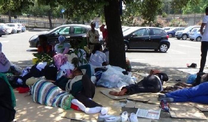 Alla stazione Tiburtina è arrivata la polizia. Molti migranti in fuga