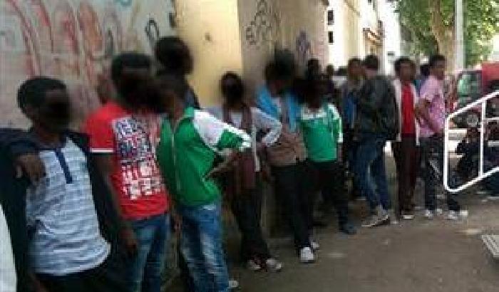 Dagli spazzolini alla pasta: volontari e cittadini aiutano i migranti a Tiburtina