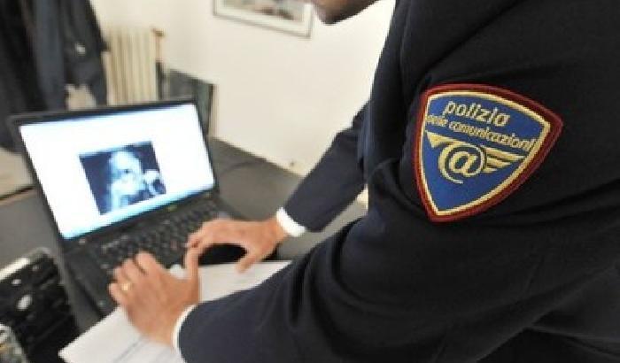 Ruba foto di ragazze e le mette su un sito hard: capogruppo di FI a processo