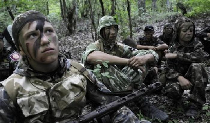 Ucraina, i nazionalisti addestrano i bambini alla guerra