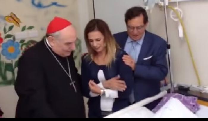 Crocetta visita un bimbo malato. Ma al web non piacciono le sue facce