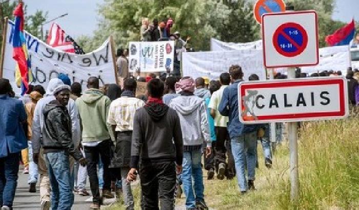 Calais, la Francia disperde i migranti. E il sindaco vuole un grande luna-park