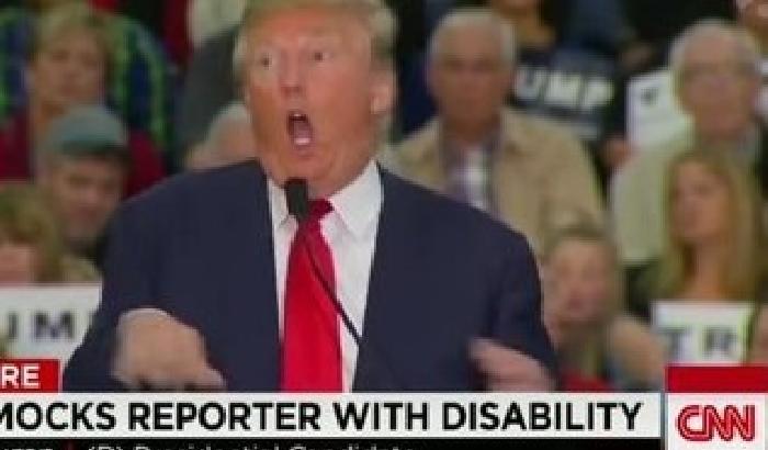 Trump, sempre più inopportuno, deride un giornalista disabile