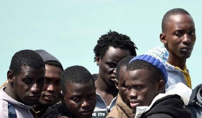 Migranti: la top ten di un anno di bufale e altre storie