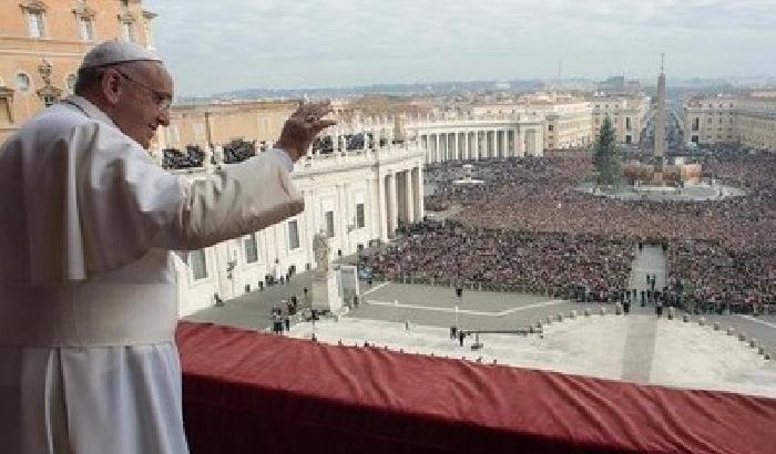 Il Papa: bella la tradizione del presepe