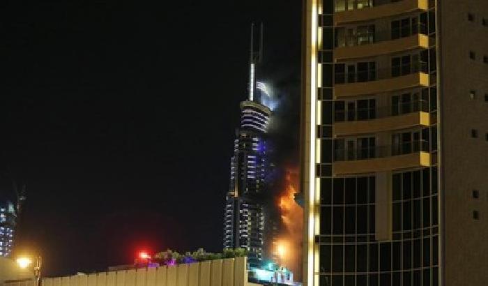 A Dubai è inferno: va a fuoco un hotel, un morto