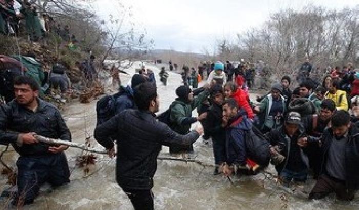 Donne e bambini attraversano il fiume pur di entrare in Macedonia