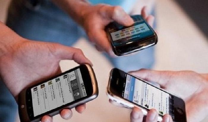 Un professore sospeso: mandava sms a luci rosse agli alunni