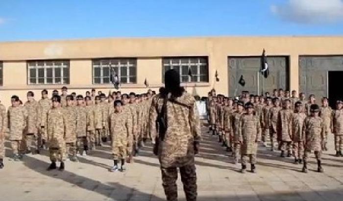 L'Isis costringe sempre più bambini a combattere