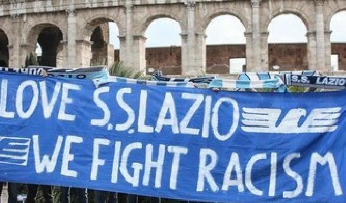 I laziali contro il razzismo: flash mob al Colosseo