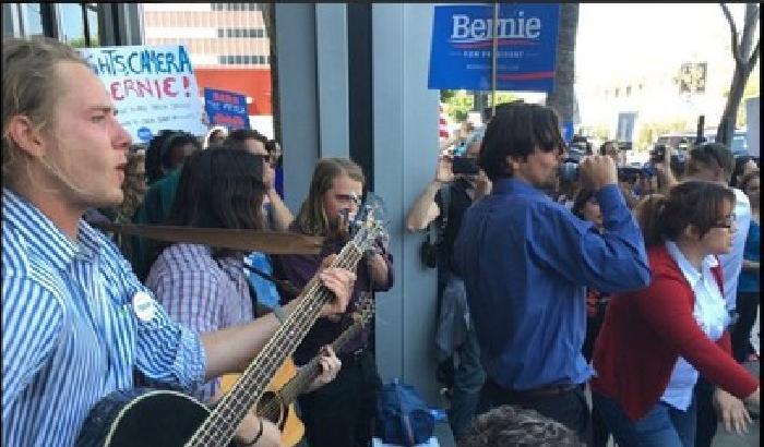 'La Cnn mostra solo Trump e Clinton': protesta dei sostenitori di Sanders