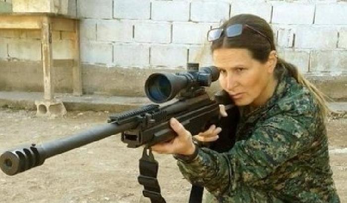 Dal Canada la donna cecchino che combatte con i curdi contro l'Isis