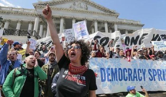 Protestano a Capitol Hill contro il sistema di voto Usa: arrestati in 400