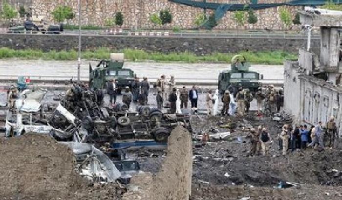 Talebani, autobomba a Kabul: almeno 40 morti