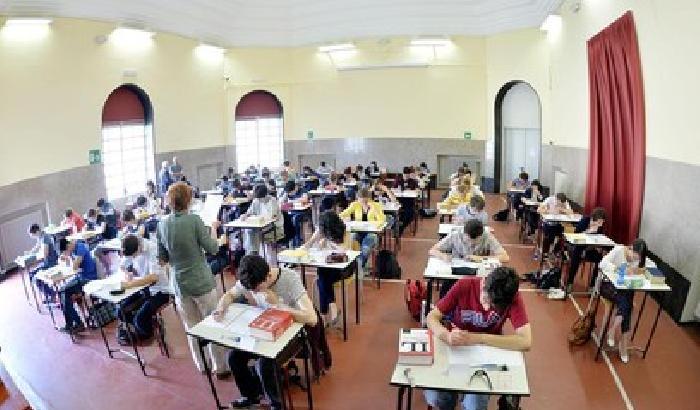 Azzolina ignora precari e rischio contagi: al via stamattina il concorso straordinario per 32mila insegnanti