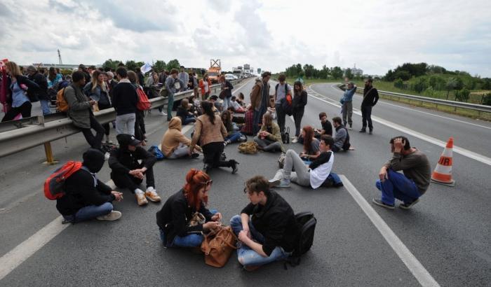 Francia, la strategia del governo per fermare la mobilitazione non funziona