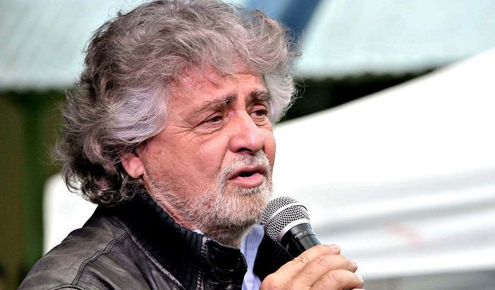 Grillo: Renzi è un baro, cambia l'Italicum per paura di perdere