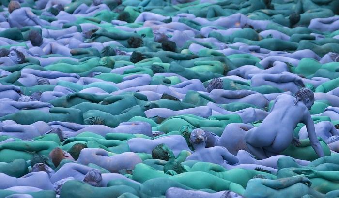 Un mare di persone, l’ultima opera di Spencer Tunick