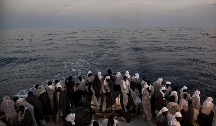 Migranti, nuova strage a largo della Libia: 22 morti ma 209 sono salvi