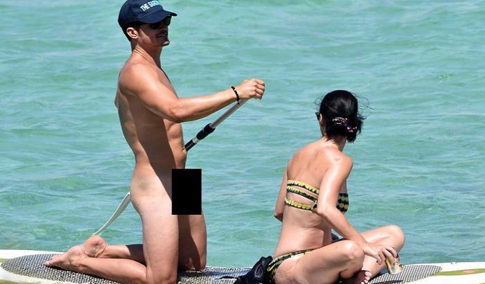 Orlando Bloom pagaia nudo in Sardegna