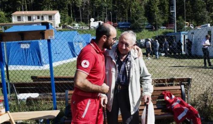 Dario con un volontario - Foto: Giovanni Marrozzini