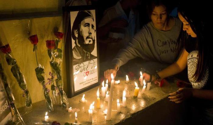 A Cuba bandiere a mezz'asta nel primo giorno senza Fidel