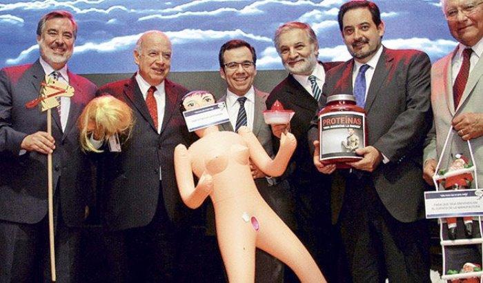 Cile: il leader degli imprenditori regala al ministro dell'Economia una bambola gonfiabile