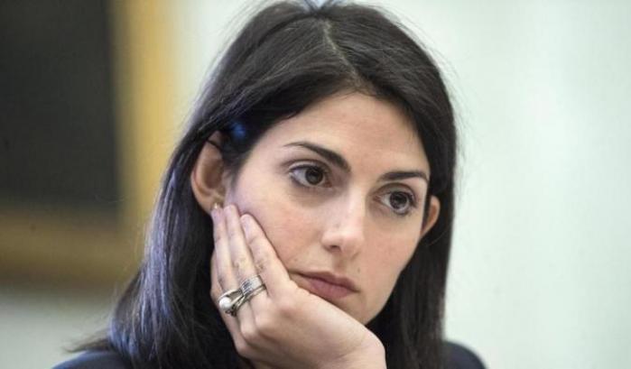 Marra, Raggi chiede scusa e fa l'ingenua. Ieri diceva: se va via, mi dimetto