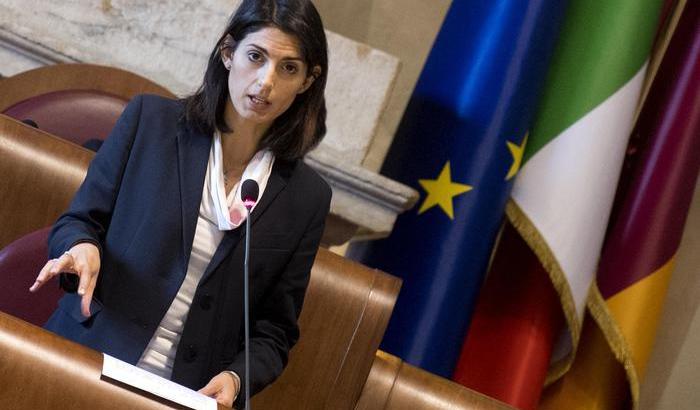 Così la Raggi prendeva ordini da Casaleggio jr: depositate nuove chat