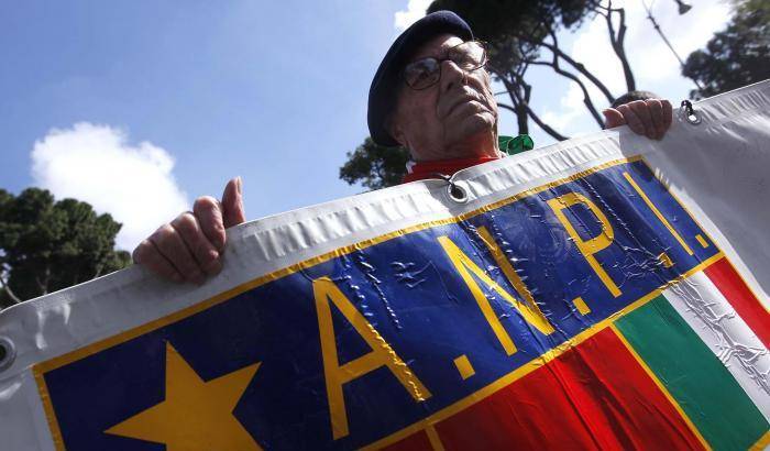 Savona, una targa dei partigiani imbrattata con scritte fasciste