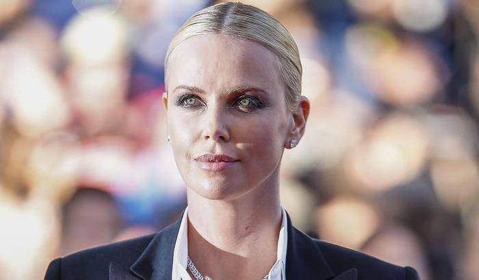 Charlize Theron entra troppo nella parte: denti rotti sul set di Atomic Blonde