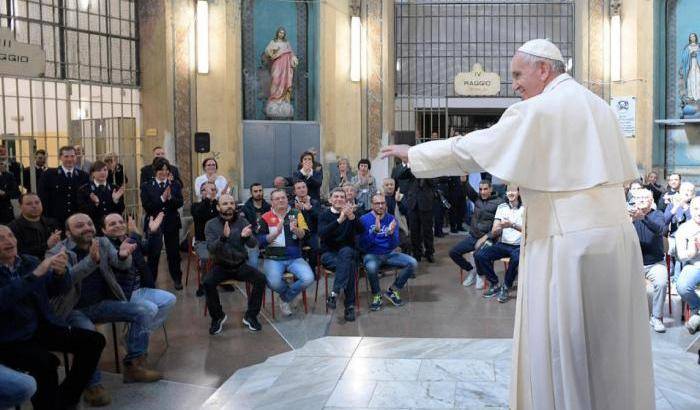 Pellegrina tra i pellegrini nell'abbraccio del Papa degli ultimi
