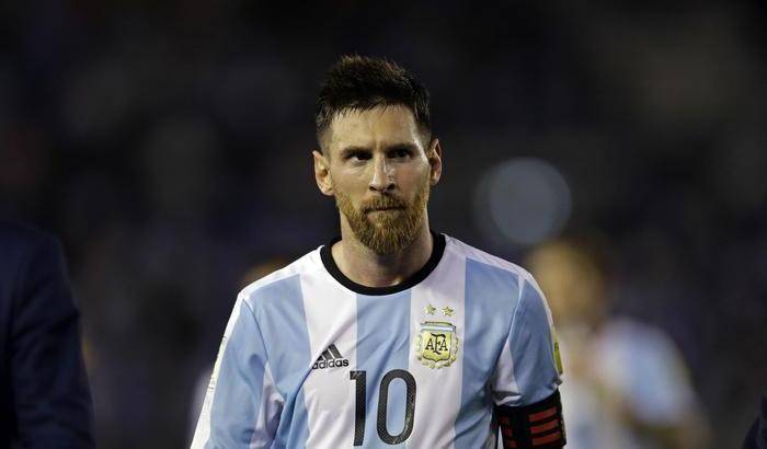 Mano pesante della Fifa contro Messi: 4 turni di stop dopo gli insulti all'arbitro